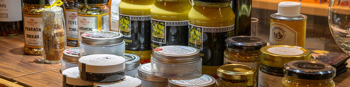 輸入食材の瓶詰めやトリュフ塩などの商品が並ぶ写真