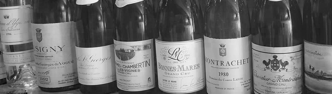 フランスワインが並ぶモノクロ写真