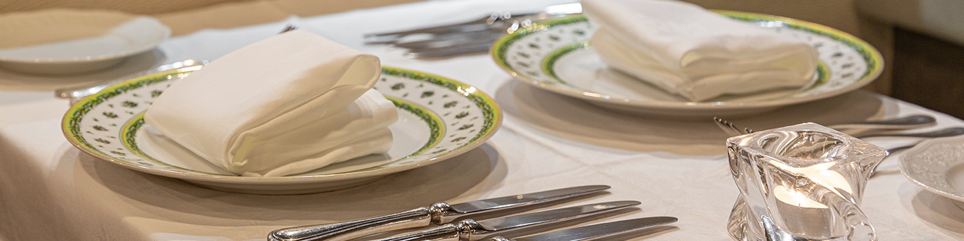 テーブルセットとキャンドルが並んだ店内の写真