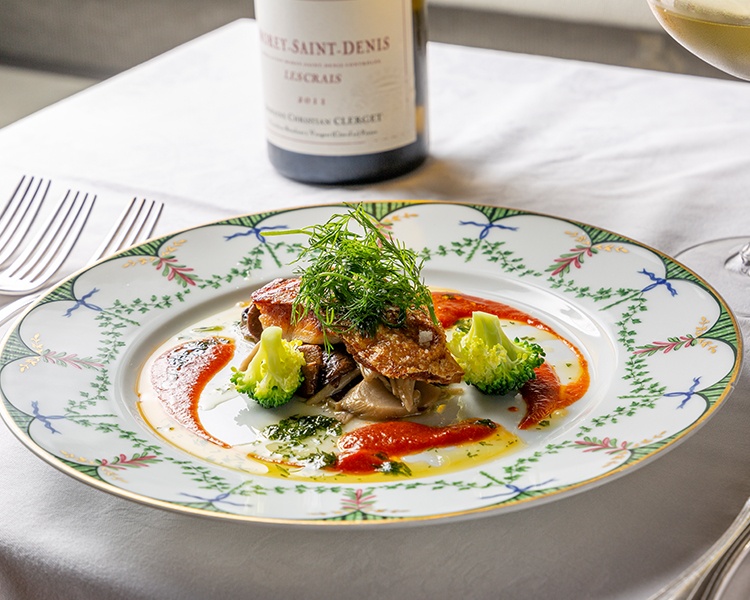 タイのポワレと白ワインが並んだ写真