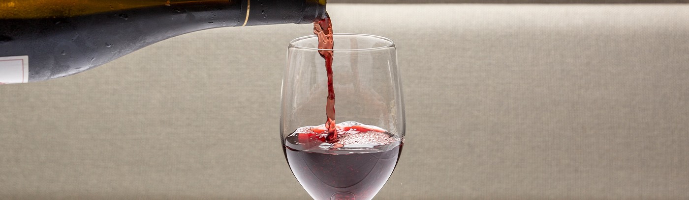 赤ワインをグラスに注ぐ様子の画像