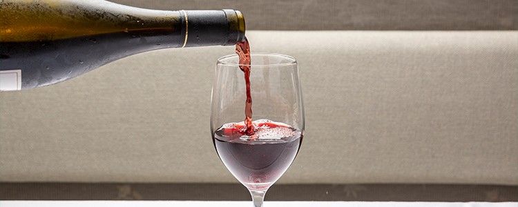 赤ワインをグラスに注ぐ様子の画像