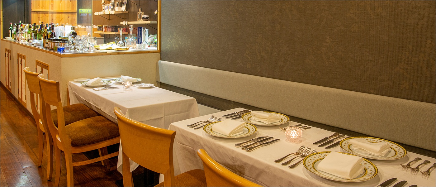 店内のテーブルが並んだ画像