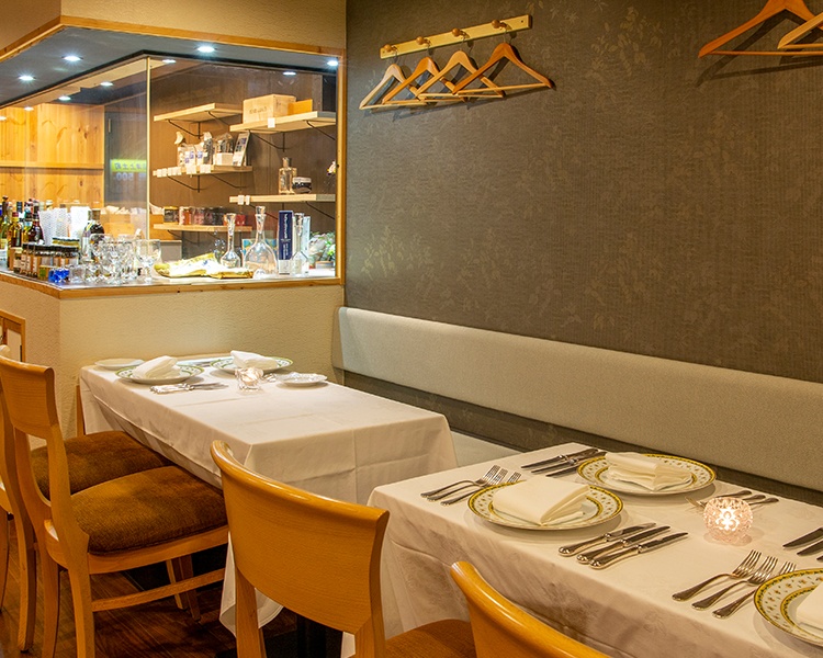 店内のテーブルが並んだ画像