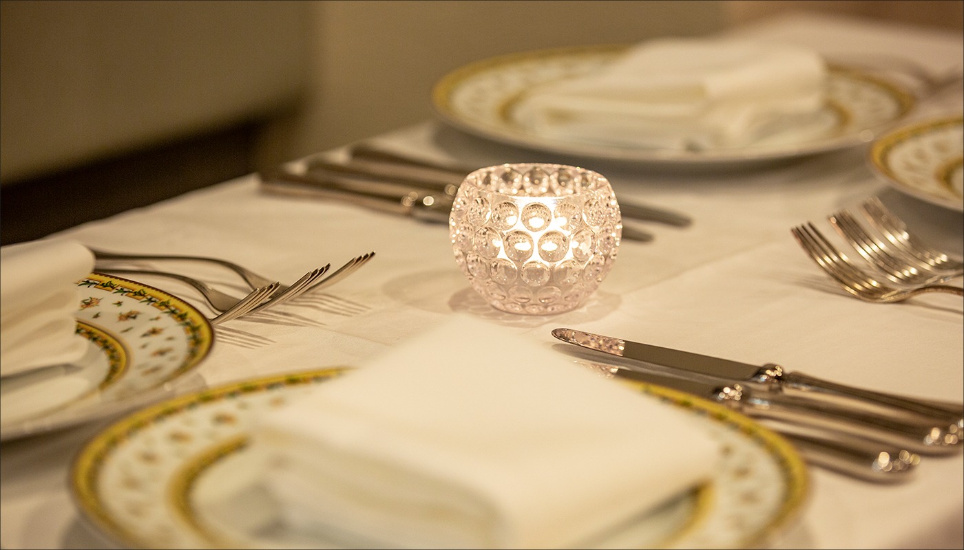 テーブルセットとキャンドルの写真