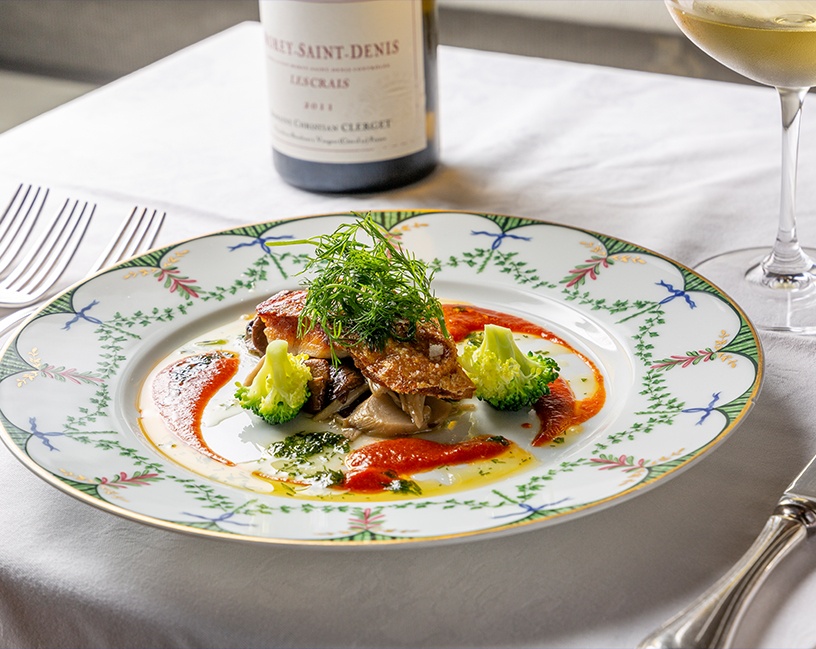 タイのポワレと白ワインが並んだ写真