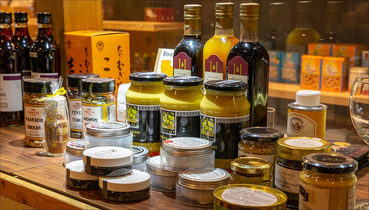 輸入食品のお洒落なトリュフソルトやヴィネガーが並ぶ写真