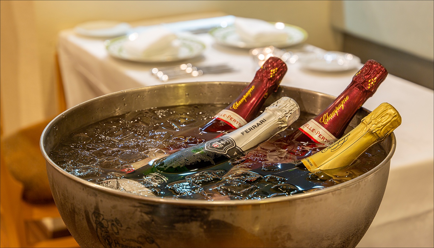 ワインボトルの首がセラーから覗く写真