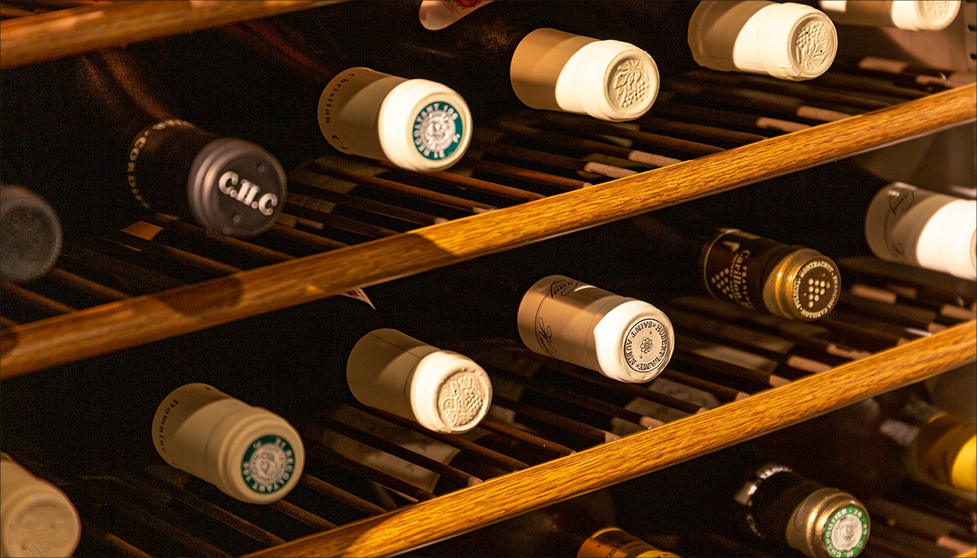 シャンパーニュがワインクーラーに並べられている写真