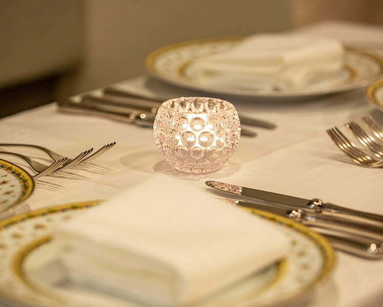 テーブルセットとキャンドルの写真