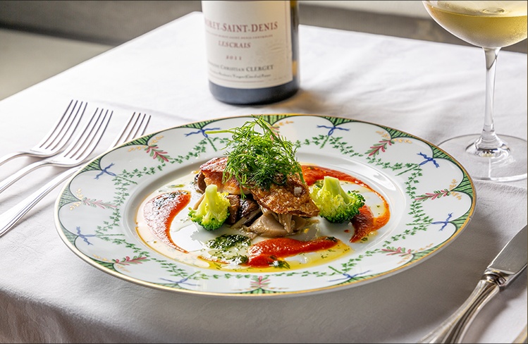 タイのポワレと白ワインが並んだ写真