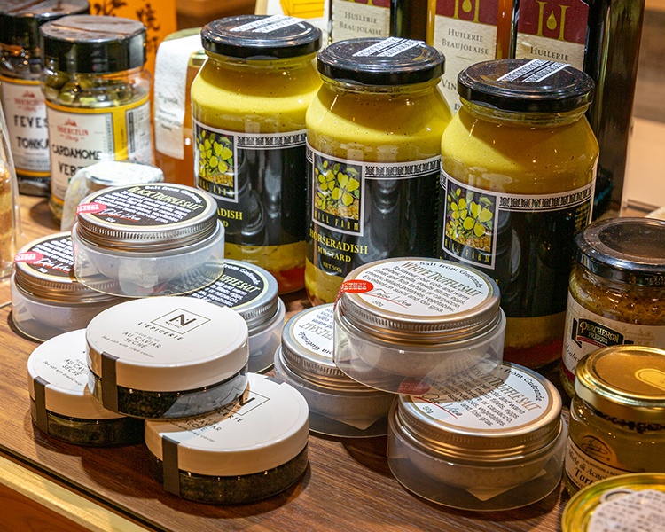 輸入食品のお洒落なトリュフソルトやヴィネガーが並ぶ写真