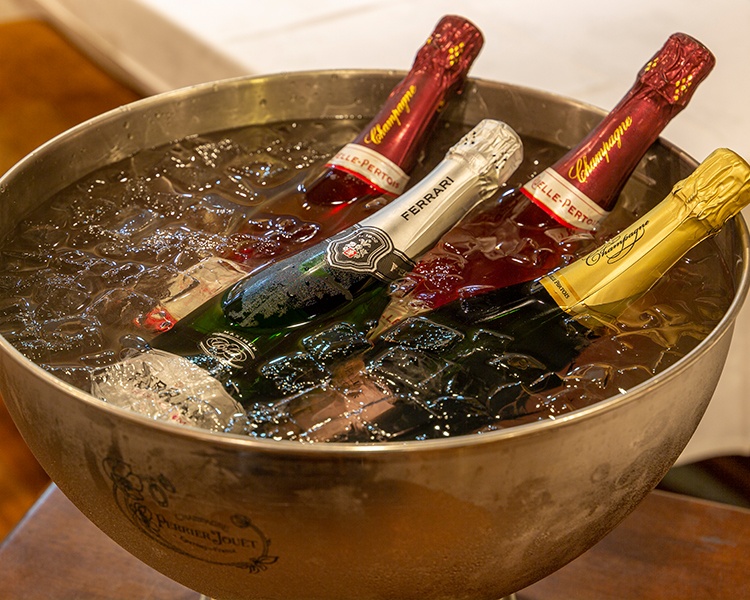 シャンパーニュがワインクーラーに並べられている写真