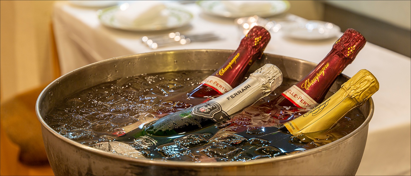 ワインクーラーにシャンパーニュが並ぶ画像