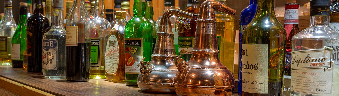 たくさんのリキュールが並ぶ画像