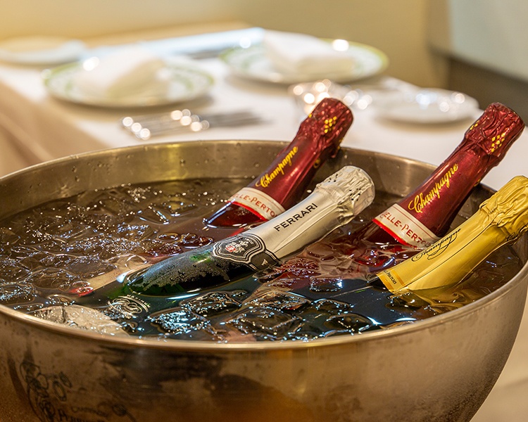 ワインクーラーにシャンパーニュが並ぶ画像