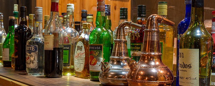 たくさんのリキュールが並ぶ画像